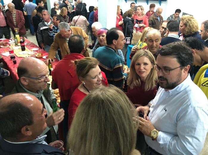 Asier Antona (d), de charla con un grupo de militantes del PP de Telde en el encuentro navideño (Foto TA)